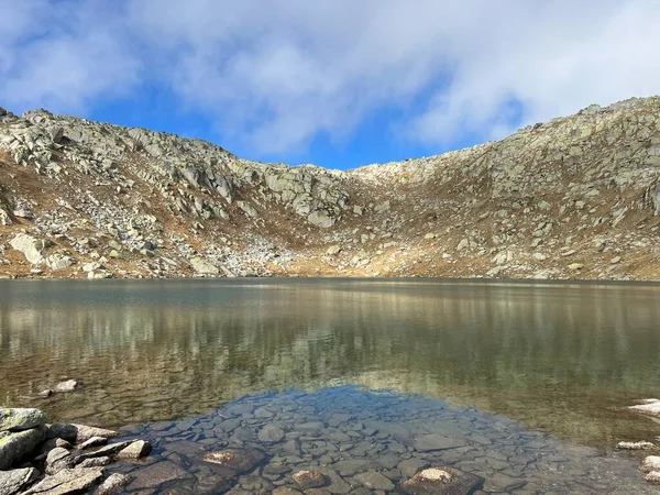 Sebuah Danau Alpen Bening Kristal Laghi Orsirora Selama Hari Musim — Stok Foto