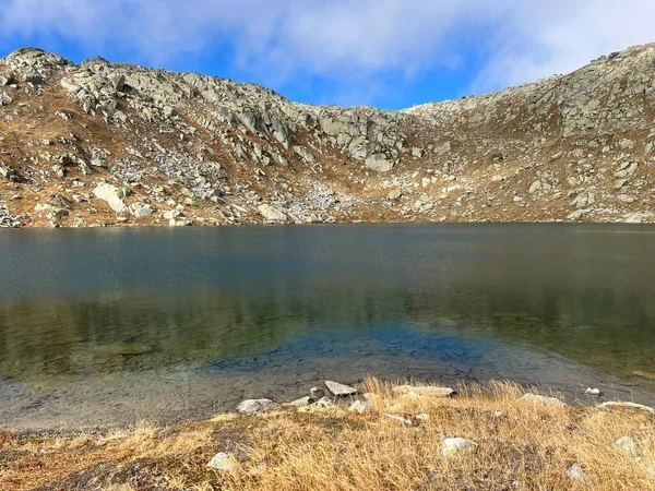 Sebuah Danau Alpen Bening Kristal Laghi Orsirora Selama Hari Musim — Stok Foto