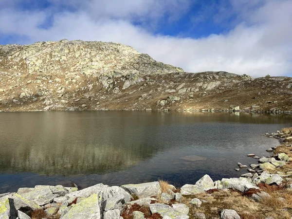 Ein Kristallklarer Bergsee Laghi Orsirora Einem Schönen Herbsttag Der Bergregion — Stockfoto