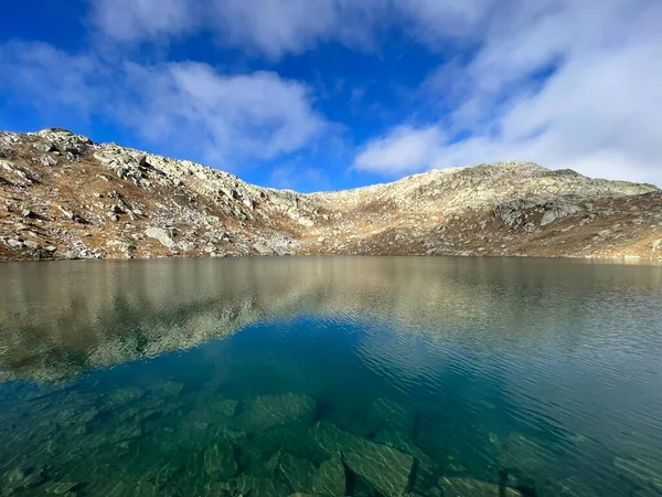 Sebuah Danau Alpen Bening Kristal Laghi Orsirora Selama Hari Musim — Stok Foto