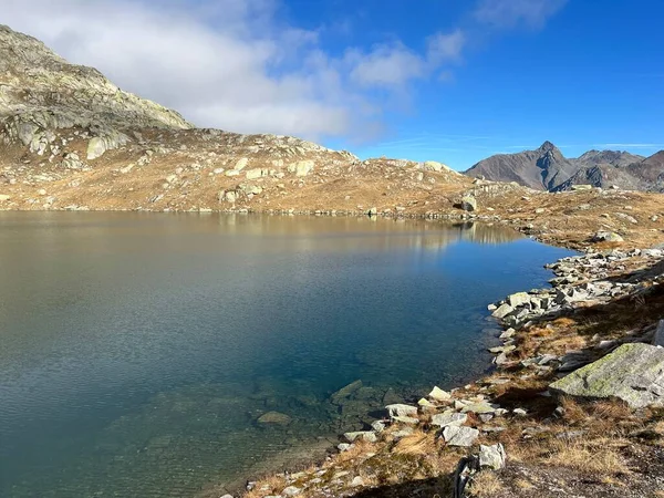 瑞士提契诺州 圣哥塔德山口山区一个美丽的秋日 一个晶莹清澈的高山湖拉吉德奥西罗阿高山湖 — 图库照片