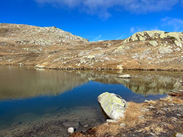 Wczesna Jesień Nad Alpejskimi Jeziorami Laghi Della Valletta Górzystym Obszarze — Zdjęcie stockowe