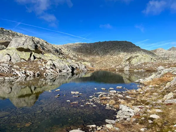 Wczesna Jesień Nad Alpejskimi Jeziorami Laghi Della Valletta Górzystym Obszarze — Zdjęcie stockowe