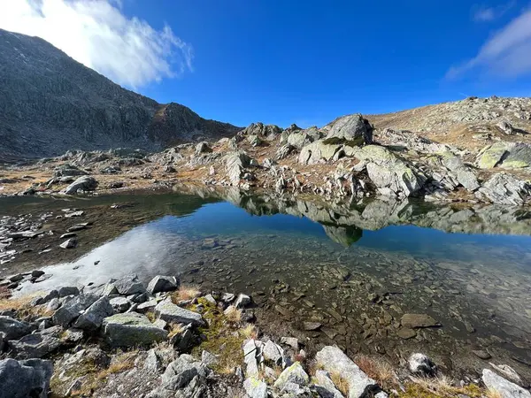 Wczesna Jesień Nad Alpejskimi Jeziorami Laghi Della Valletta Górzystym Obszarze — Zdjęcie stockowe