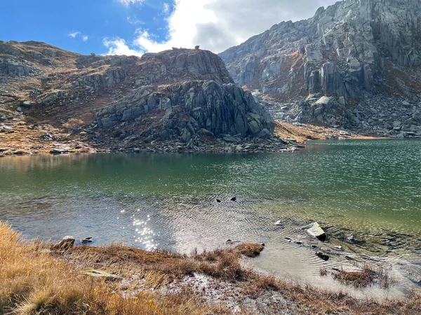 Рання Осінь Альпійських Озерах Laghi Della Valletta Гірській Місцевості Перевалу — стокове фото