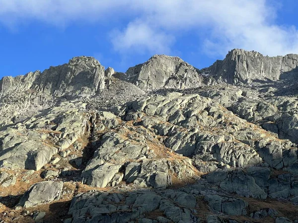 Klippor Och Stenar Höstens Schweiziska Alpmiljö Och Bergsområdet Gotthard Airolo — Stockfoto