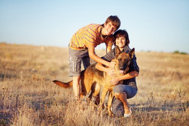 Yetişkin oğlu ve köpeği ile anne
