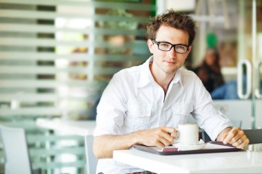 kafede kahve ile adam