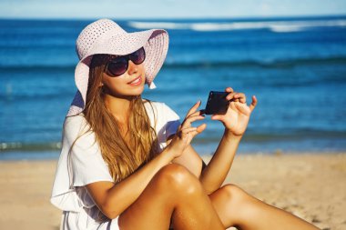 Genç ve güzel bir kadın sahilde