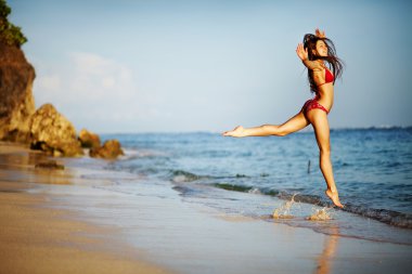 Bali, Endonezya bir plajda genç güzel bir beyaz kadın
