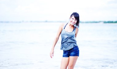 Kumsalda genç güzel bir esmer kadın