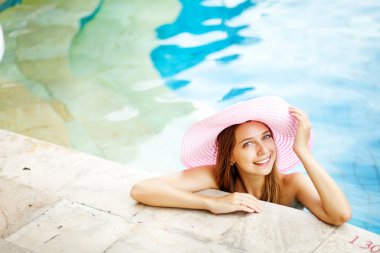 Açık Yüzme havuzunda genç güzel kadın