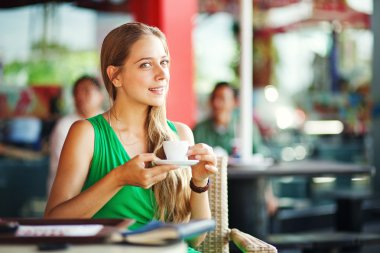 genç güzel beyaz kadın kanepe