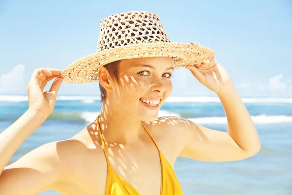Vrouw aan het strand, bali — Stockfoto
