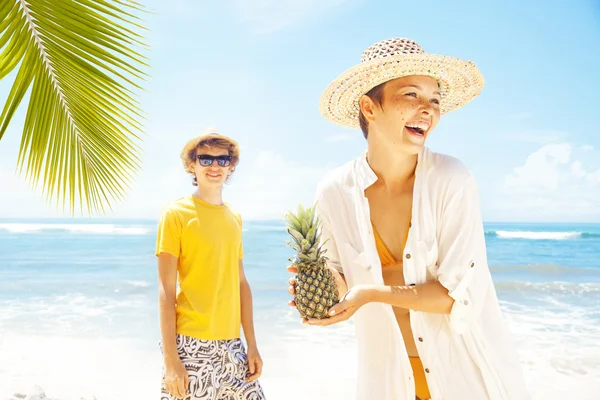 Coppia sulla spiaggia, bali — Foto Stock