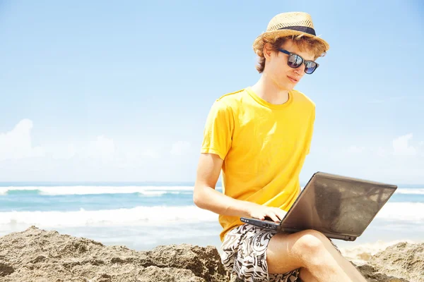 Ember a laptop a strandon, bali — Stock Fotó