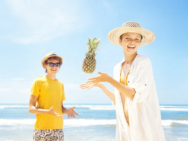 Op het strand, bali (echt) paar — Stockfoto