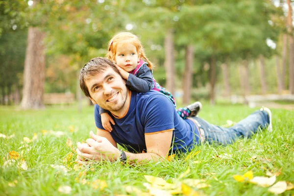 Parent et enfant - mise au point douce (attention aux yeux du père ) — Photo