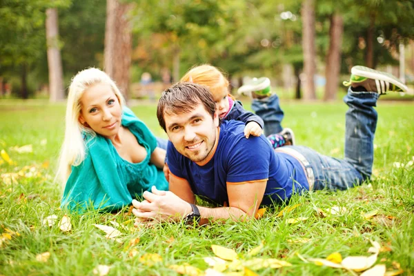 父亲、 母亲和女儿在公园 — 图库照片