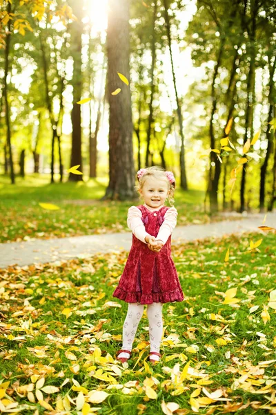 Liten flicka i höst park (mjukt fokus, fokus på ögonen på barnet) — Stockfoto