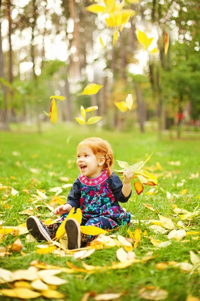秋の公園 （ソフト フォーカス、赤ちゃんの目に焦点を当てるの小さな女の子) — ストック写真