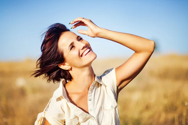 Beautiful and natural adult woman outdoors — Stock Photo, Image