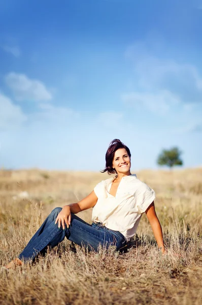 Beautiful and natural adult woman outdoors — Stock Photo, Image