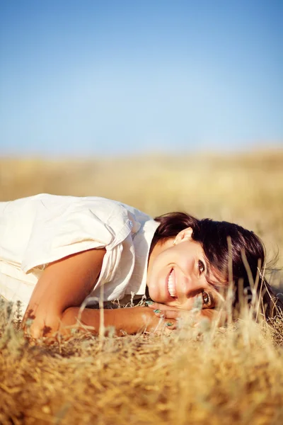 Mulher adulta bonita e natural ao ar livre — Fotografia de Stock