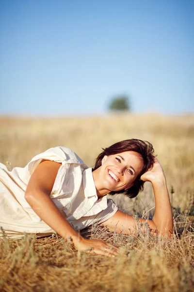 Schöne und natürliche erwachsene Frau im Freien — Stockfoto