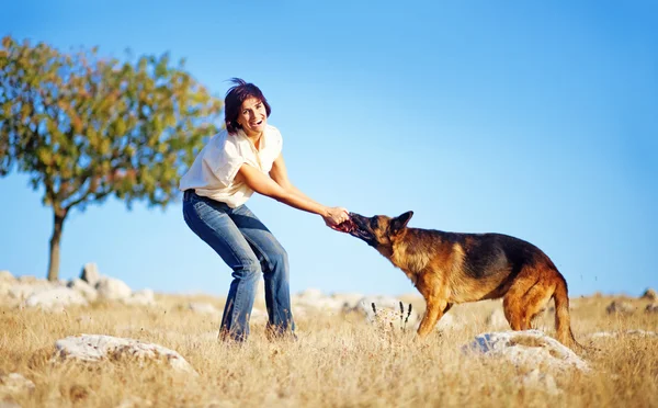 Frau spielt mit Schäferhund — Stockfoto
