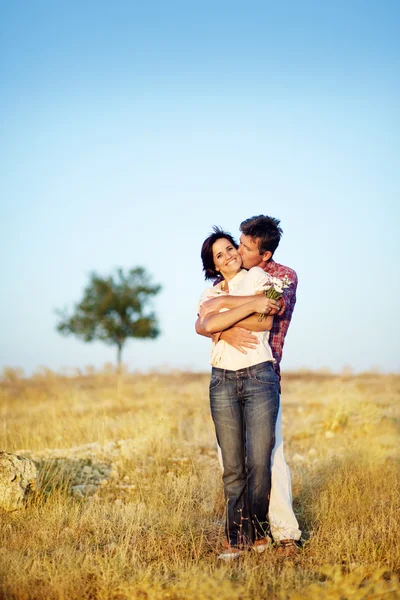 Casal feliz no campo — Fotografia de Stock