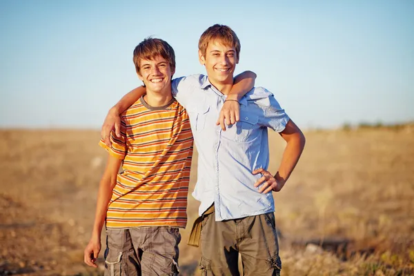 Twee jonge jongens rusten in een wild weide — Stockfoto