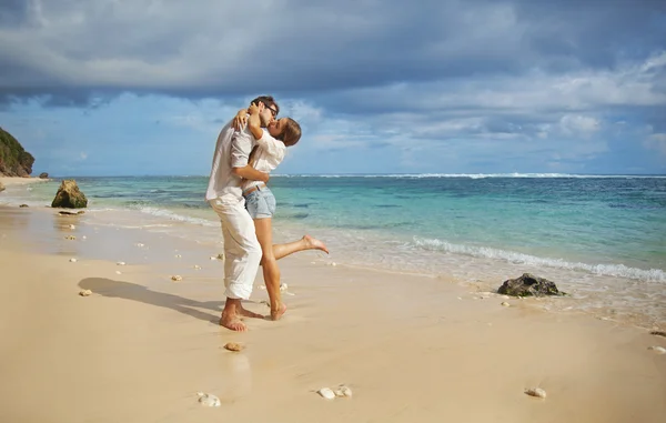 Praia, belo casal — Fotografia de Stock