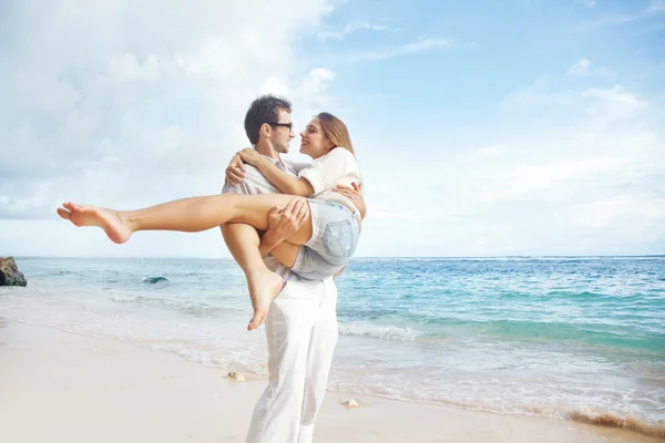 Praia, belo casal — Fotografia de Stock