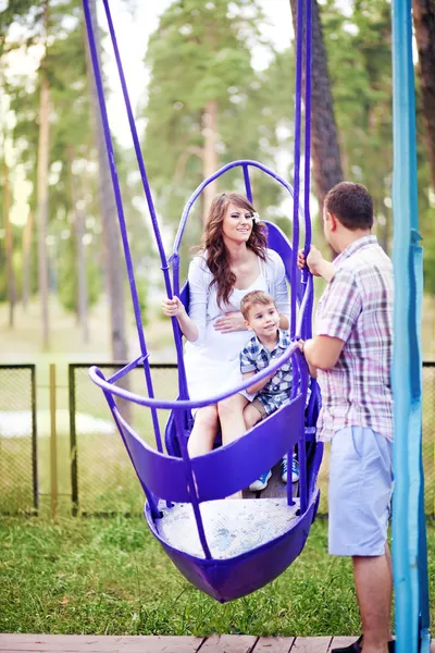 Семья вместе в летнем парке с сыном — стоковое фото