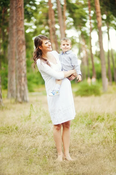 Familjen tillsammans i parken sommaren med en son — Stockfoto