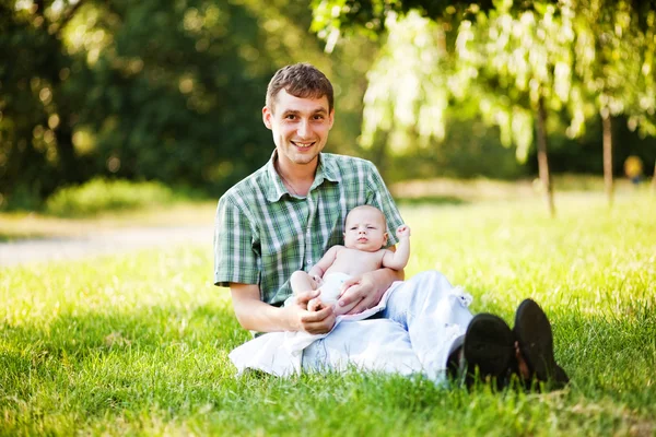 Jonge vader met zoon buitenshuis in park — Stockfoto