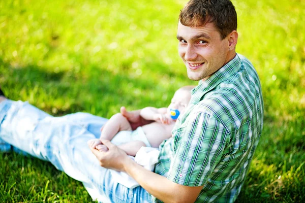 Jovem pai com filho ao ar livre no parque — Fotografia de Stock