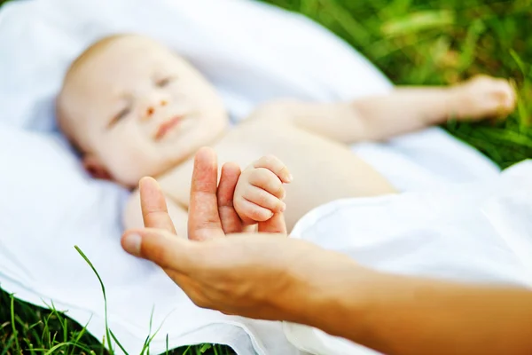 Giovane padre con figlio all'aperto nel parco — Foto Stock