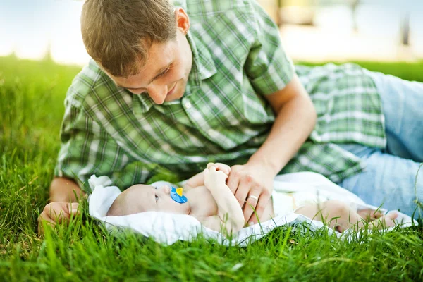 Unga far med son utomhus i parken — Stockfoto