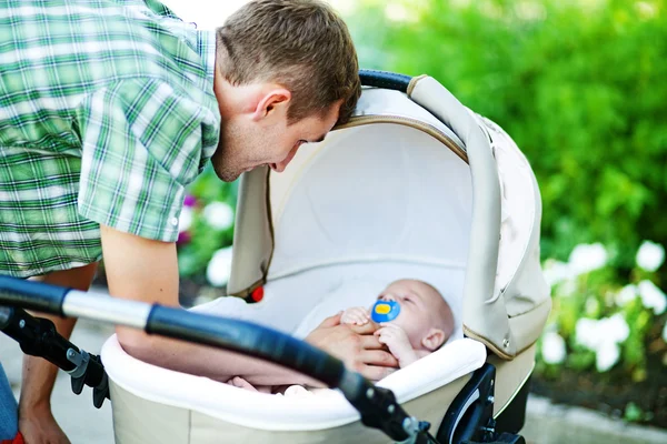 Padre joven con hijo al aire libre en el parque —  Fotos de Stock