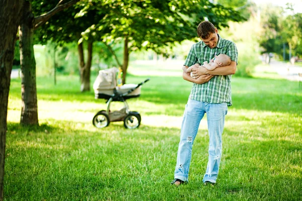 年轻的父亲带着儿子在公园户外 — 图库照片