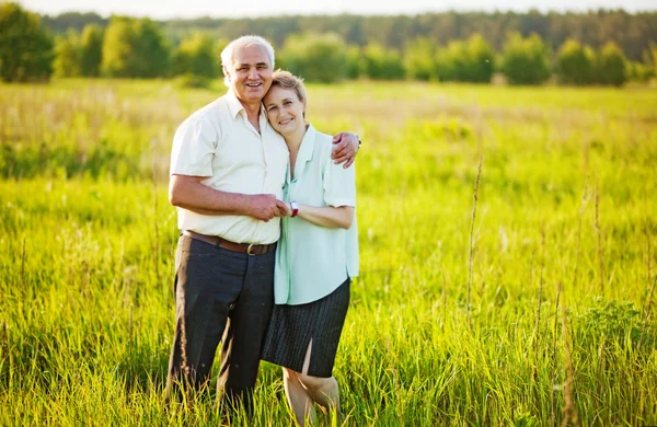 Een prachtig portret van een gelukkige senior paar buitenshuis. — Stockfoto