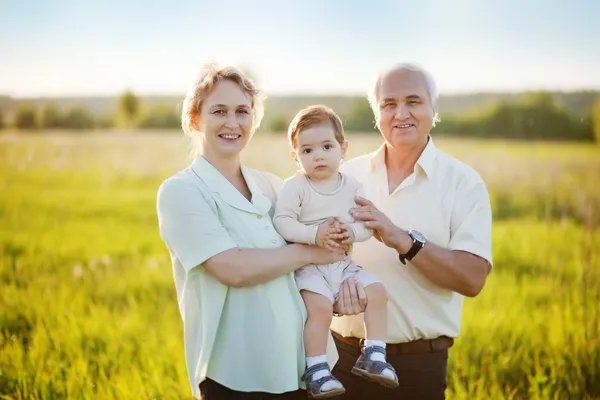 Far-och morföräldrar och barnbarn — Stockfoto