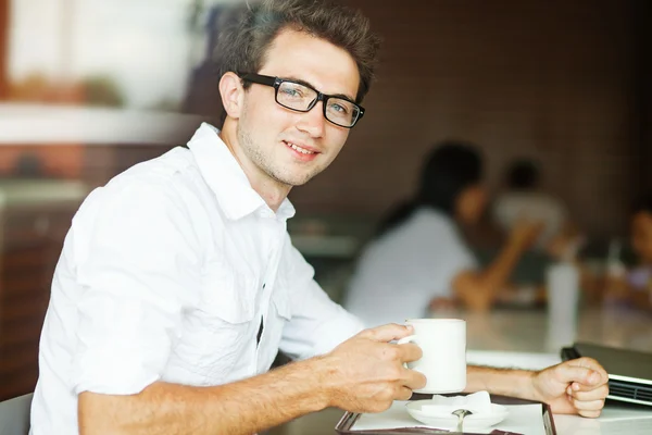 Man in café met koffie — Stockfoto