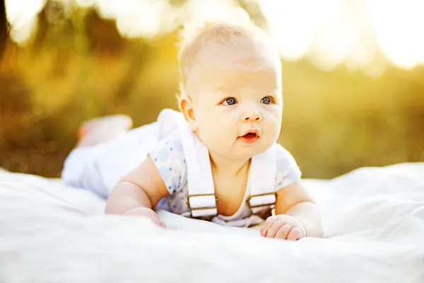 Baby baby buitenshuis — Stockfoto