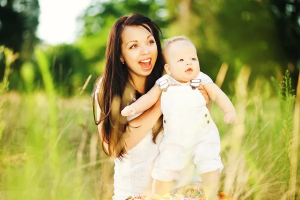 Jeune mère avec bébé en plein air — Photo