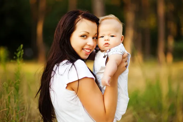 Молодая мать с младенцем на открытом воздухе — стоковое фото
