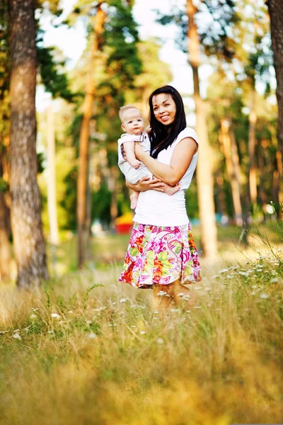 Madre joven con bebé al aire libre —  Fotos de Stock