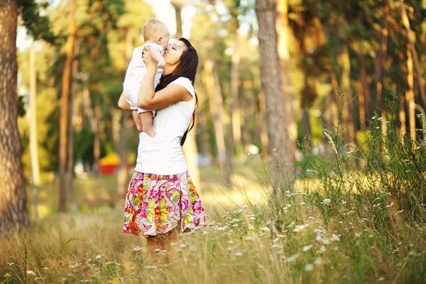 Ung mamma med spädbarn baby utomhus — Stockfoto